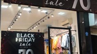  Các tín đồ mua sắm chỉ cách để tránh "sập bẫy" trong ngày Black Friday 
