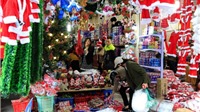 Thị trường mua sắm mùa Giáng sinh: Hết cảnh người mua chen chúc