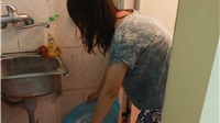 Mất nước kéo dài, sinh viên Hà Nội rủ nhau đi tắm nhờ