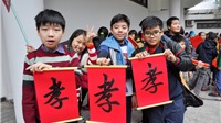 Hà Nội: Trẻ nhỏ thích thú xin chữ thư pháp trước Tết 