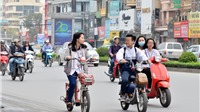 Hà Nội: Học sinh đi xe điện không đội mũ bảo hiểm tràn lan trên đường 
