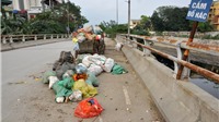 Hà Nội: Chướng mắt với bãi rác khổng lồ giữa cầu