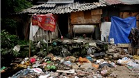 Đoạn kênh ngập rác thải, nhiều ruồi muỗi ở Hà Nội