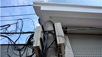 Cận cảnh ngôi nhà 4 tầng “nuốt” cột điện ở Hà Nội
