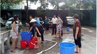 Hà Nội: Mất nước gần 3 tháng, hàng trăm người dân phải mua nước giá “cắt cổ”