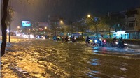 Sân bay Tân Sơn Nhất tê liệt thành phố Hồ Chí Minh chìm trong biển nước