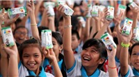 Vinamilk trao 76.500 ly sữa nhân ái tới trẻ em Vình Long