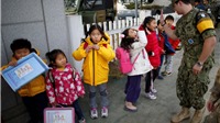 Cảnh trẻ em nô nức đi học ở khu phi quân sự biên giới Triều Tiên