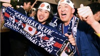 Cổ động viên Nhật Bản vui chơi "tới bến" ăn mừng chiến thắng đầu tiên