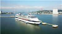 Du thuyền “siêu sang” sức chứa hơn 5.000 người cập Cảng tàu khách du lịch quốc tế Hạ Long