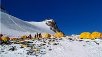Trung Quốc "cấm cửa" lên đỉnh Everest vì núi rác