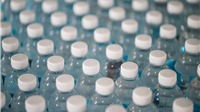 Trường học yêu cầu đổi chai nhựa để miễn học phí