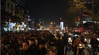 Người dân lại ngồi tràn ra đường dự lễ cầu an chùa Phúc Khánh