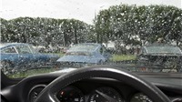 Kính lái ô tô bị mờ khi trời mưa, phải làm gì?