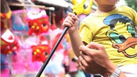 Xuất hiện nhiều loại đồ chơi Trung thu bạo lực trên phố Hàng Mã