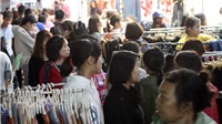 Hà Nội: Hàng nghìn người đổ đến phố Chùa Bộc chen nhau mua sắm