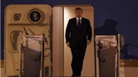 Tổng thống Donald Trump đến Việt Nam được tiếp đón nồng hậu, báo chí quốc tế nói gì?
