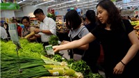Hà Nội: Người nội trợ thích thú lựa rau thơm gói lá chuối ở nhiều siêu thị