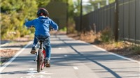Những kỹ năng tham gia giao thông bố mẹ phải dạy con trước khi ra đường