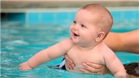 Những lý do cha mẹ nhất định phải cho trẻ học bơi từ 1 tuổi