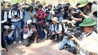 Những khoảnh khắc tác nghiệp ấn tượng của các nhà báo Việt Nam