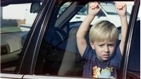 Những cách giúp trẻ thoát chết khi bị bỏ quên trên xe ô tô, bố mẹ cần dạy con ngay hôm nay!
