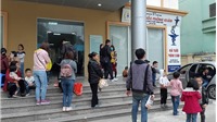 Hàng trăm phụ huynh đưa con đi Hà Nội để xét nghiệm