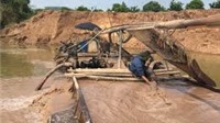 Phú Thọ: Nông dân tập trung “tố” doanh nghiệp khai thác cát gây sạt lở bờ sông.