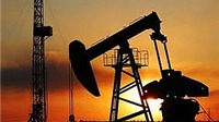 Giá dầu thô tiếp tục treo ở mức cao