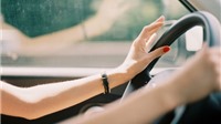 8 thói quen "chết người" khi lái xe chị em phụ nữ cần khắc phục ngay
