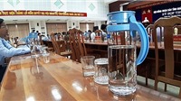 Dùng bình thuỷ tinh thay thế chai nhựa trong các kỳ họp