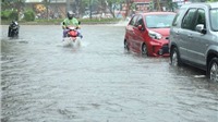 Hà Nội mưa lớn, nhiều tuyến đường ngập trong biển nước