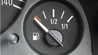 Vì sao nên tắt máy xe khi chờ đèn đỏ hay lúc đổ xăng?