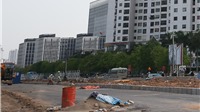 Tham gia giao thông cùng gạch đá ngổn ngang, dân "vừa đi vừa khóc" trên đường Phạm Văn Đồng