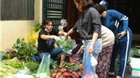 Giá rau xanh ở Hà Nội tăng sau thời gian “giải cứu nông sản”