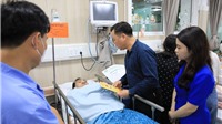 Thăm hỏi, động viên người dân và chiến sĩ cứu hộ bị thương trong vụ cháy tại quận Thanh Xuân