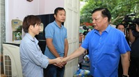 Bí thư Thành ủy Đinh Tiến Dũng thăm hỏi, động viên, trao hỗ trợ nạn nhân vụ cháy tại quận Thanh Xuân