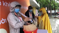 [Video] Hà Nội: Người dân đội mưa nhận gạo nghĩa tình từ "ATM gạo"