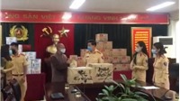 Các tăng ni, phật tử chùa Hòa Phúc tặng 2000 khẩu trang cho CSGT Thủ đô