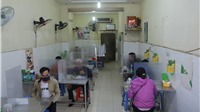 Độc đáo quán cơm lắp tấm chắn giọt bắn tránh lây nhiễm Covid-19 ở Hà Nội