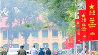 Đường phố Hà Nội rợp cờ hoa chào mừng các ngày lễ lớn của đất nước