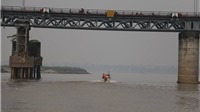Cấm tàu thuyền qua lại cầu Long Biên để trục vớt bom