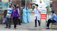 Giám sát chặt gần 1.600 người đã đến khám tại Bệnh viện Bạch Mai 10 ngày qua