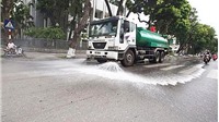 Hà Nội: Tăng cường tần suất sử dụng xe quét hút bụi, tưới nước rửa đường