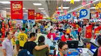 Phố xá tấp nập người, trung tâm thương mại ùn ùn khách mua sắm