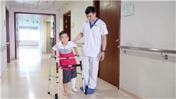 Vinmec lần đầu thay toàn bộ xương đùi bệnh nhi ung thư nhỏ tuổi nhất thế giới