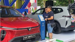 VF MPV 7: Chở đủ 7 người vẫn tăng tốc cực nhẹ, êm ái hơn hẳn xe xăng