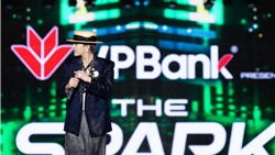  Từ bông cúc trắng đến màn mưa lịch sử tại đại nhạc hội VPBank K-star Spark 