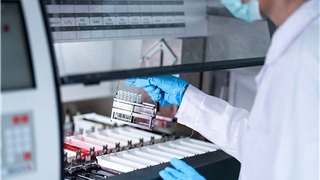 Sàng lọc sức khỏe diện rộng: Bài toán năng lực phòng xét nghiệm 