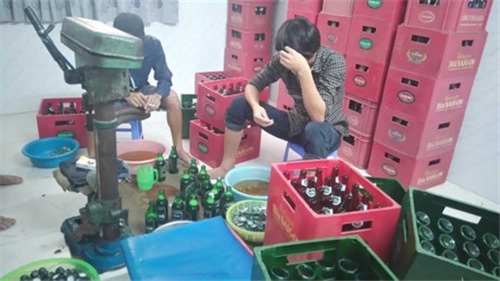 Triệt phá đường dây "hố biến" bia giá rẻ thành bia Sài Gòn